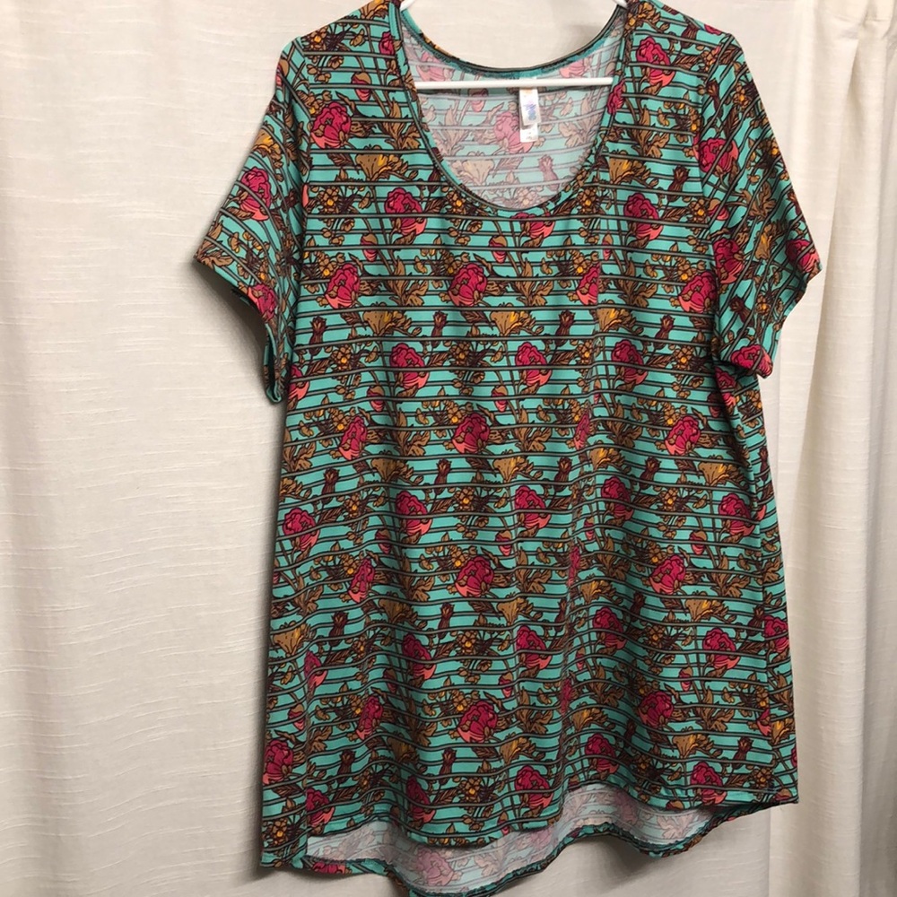 LuLaRoe tee shirt, never worn!